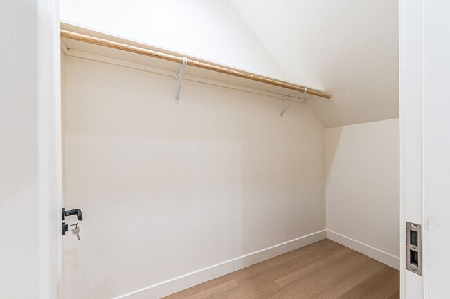 Building Photo - Modern 3-Bedroom in Prime Location | One M...