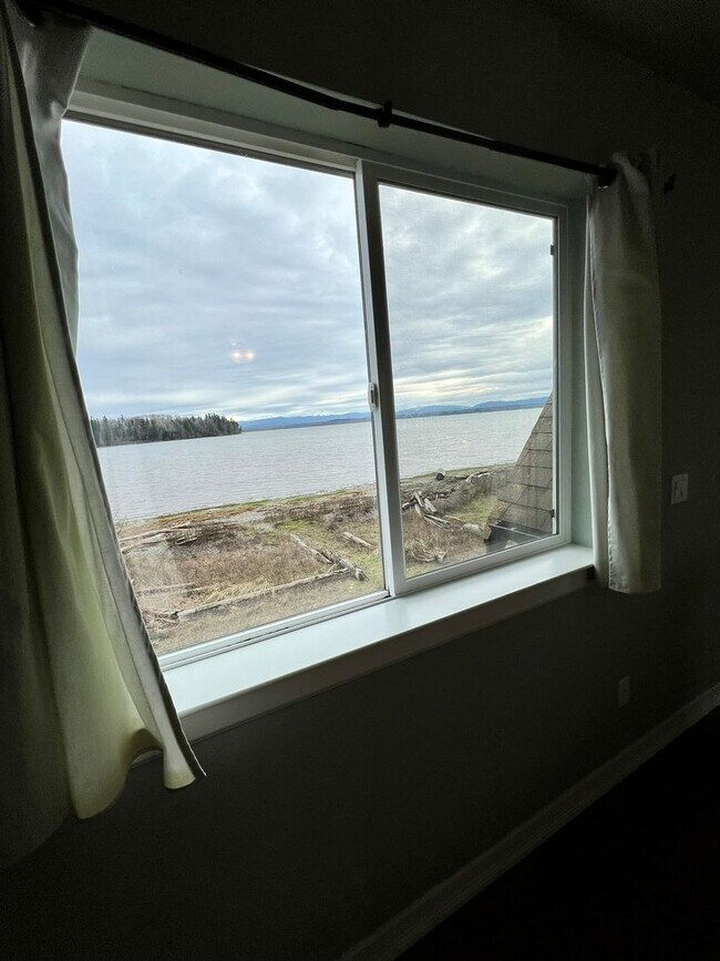 Building Photo - Waterfront 2 Bedroom Home in Ferndale!