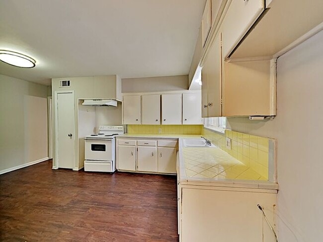Building Photo - No Application Fees* $500 off 1st Month Rent*
