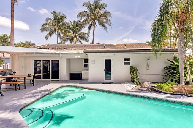 Building Photo - 1568 NE 35th St