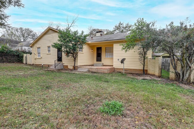 Building Photo - 3 Bedroom 2 Bathroom House in Texarkana, TX
