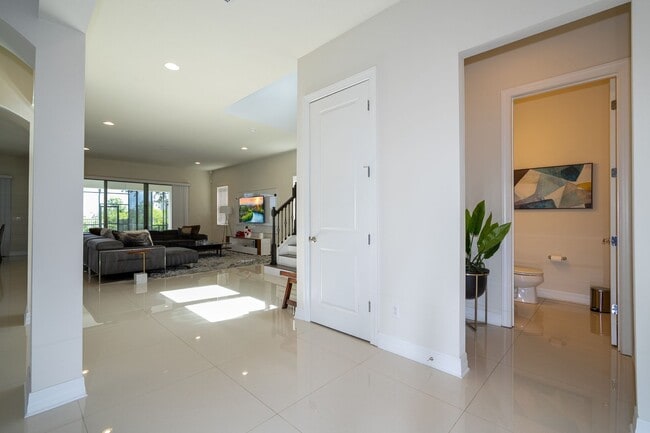 Building Photo - Perfect Home waiting for you! FULLY FURNISHED!