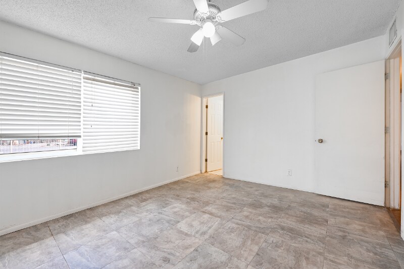 Building Photo - 3233 N El Tovar Ave