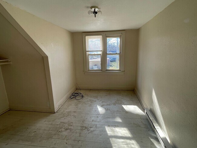 Building Photo - 303 W Summit Ave