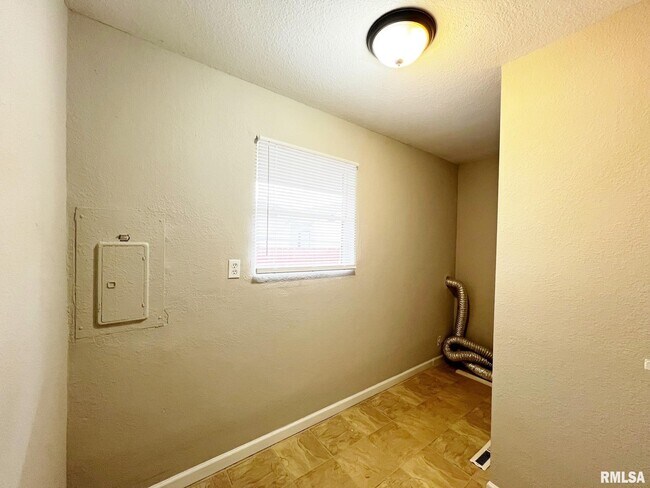 Building Photo - 2109 N Windermere Ave