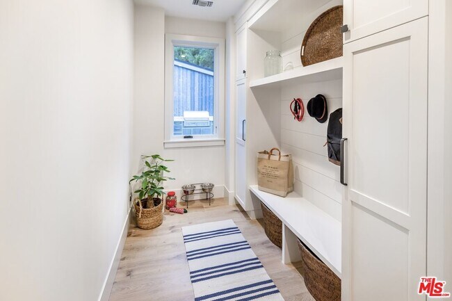 Building Photo - 24277 Dry Canyon Cold Creek Rd