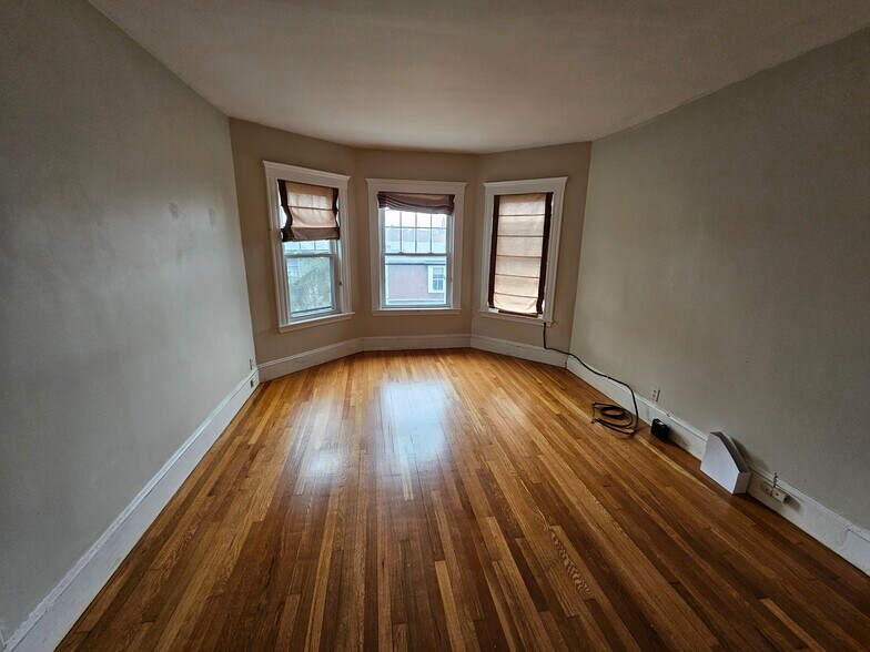 Building Photo - 82 Walnut St