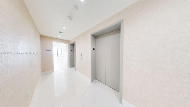 Building Photo - 700 NE 24th St