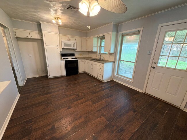 Building Photo - Beautiful 4 Bedroom Southern Hills Home