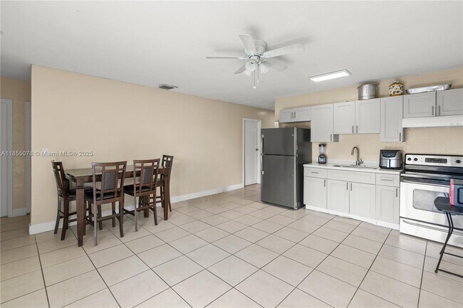 Building Photo - 538 NW 18th Ave