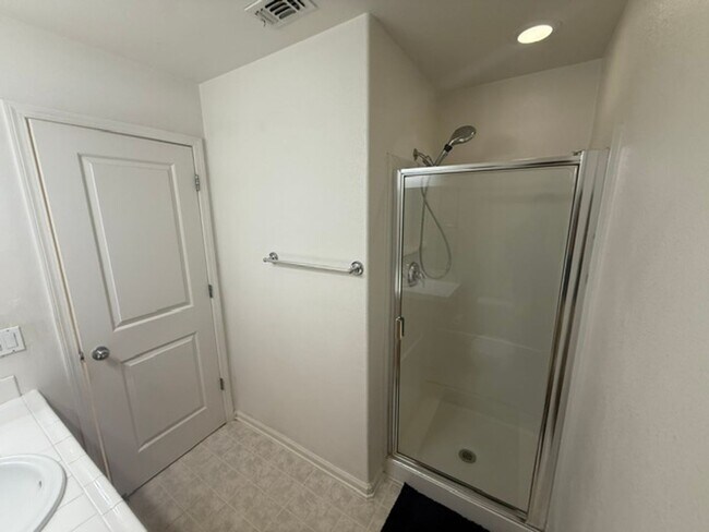 Building Photo - Large 3-Bedroom, 3.5 Bathroom Townhome in Metro Walk Village Neighborhood