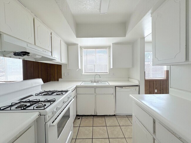 Building Photo - Northeast El Paso 3 bed