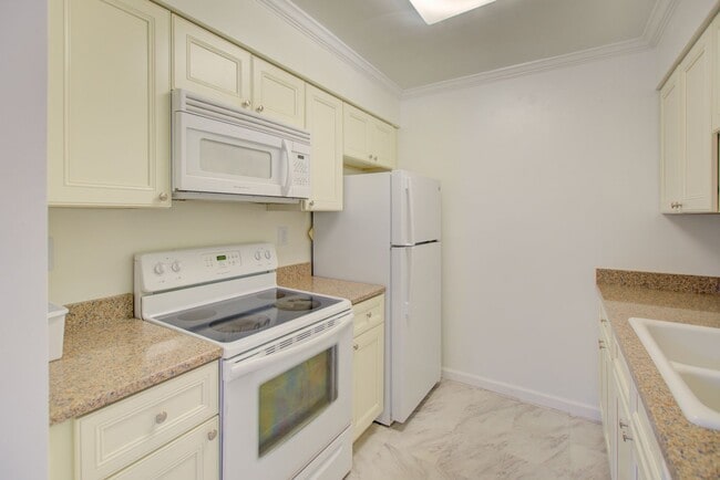 Building Photo - 2 Bed, 2 Bath Centrally Located Condo in G...