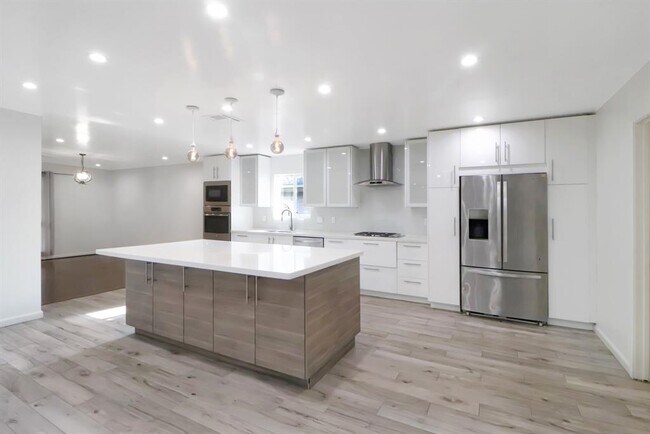 Building Photo - 5602 Sylmar Rd