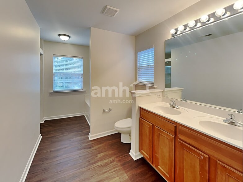 Building Photo - 5116 Abercromby St