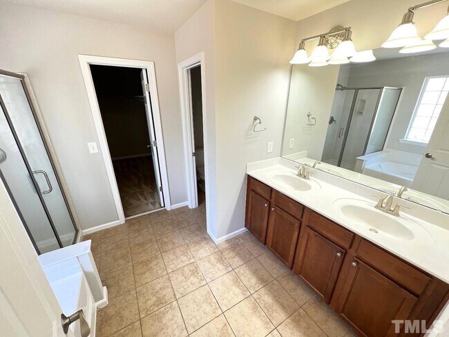 Building Photo - 4 Bedroom Single Family RDU RTP