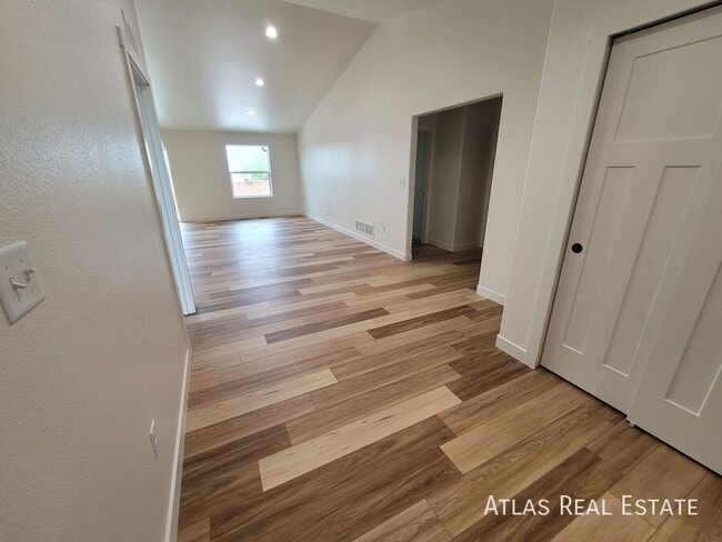 Building Photo - 827 S Laurue Dr