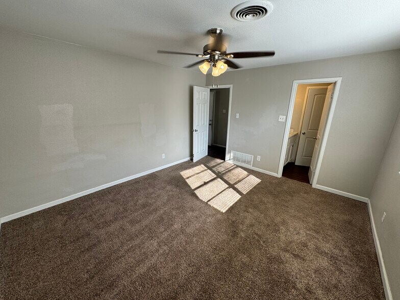 Building Photo - 5412 39th Dr