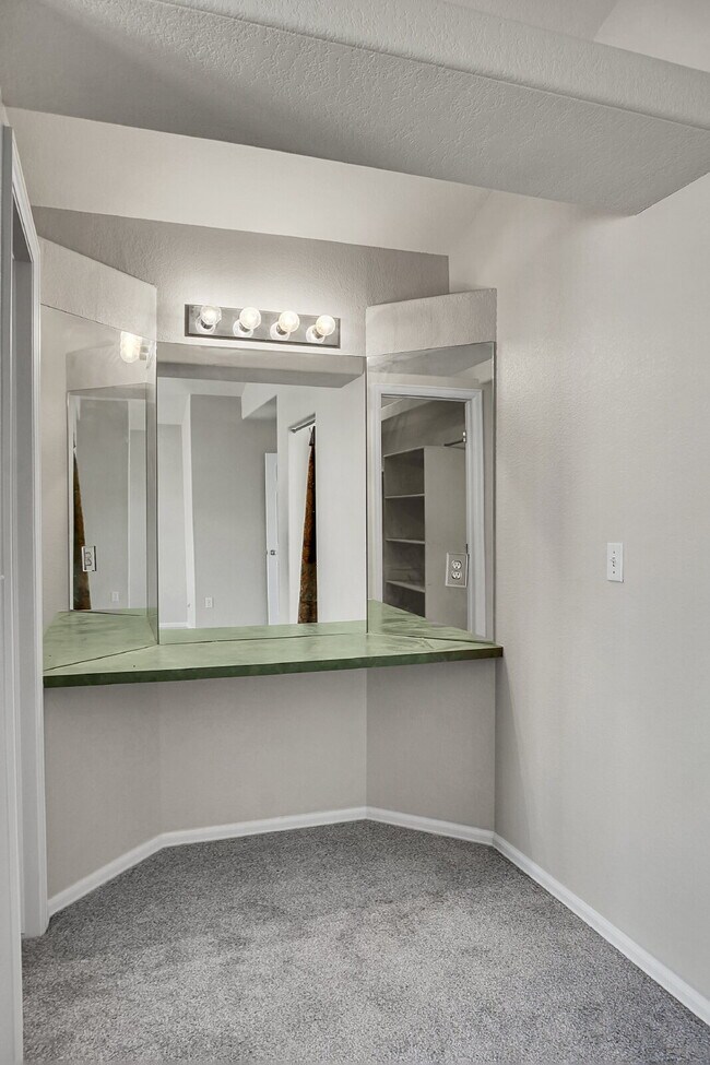 Building Photo - $2,695.00, 4 bed, 3.5 bath, located in Col...