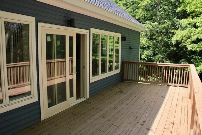 Building Photo - 202 N Ridge Run