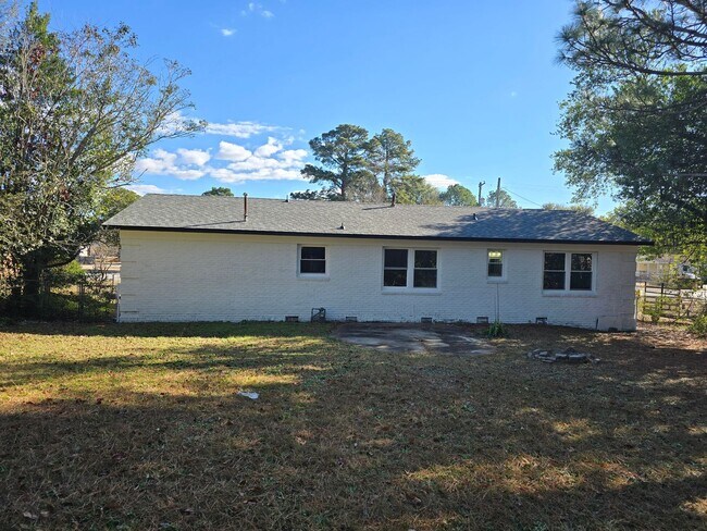 Building Photo - NEW LISTING!!!!!