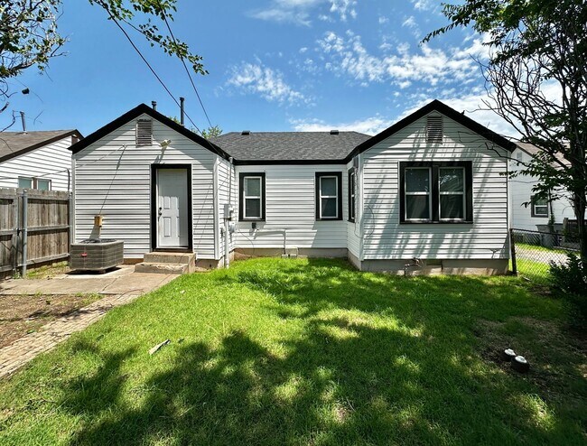 Building Photo - 3 Bedroom