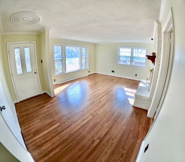 Building Photo - Beautiful 3 Bed 2 Bath Home Located In Greensboro