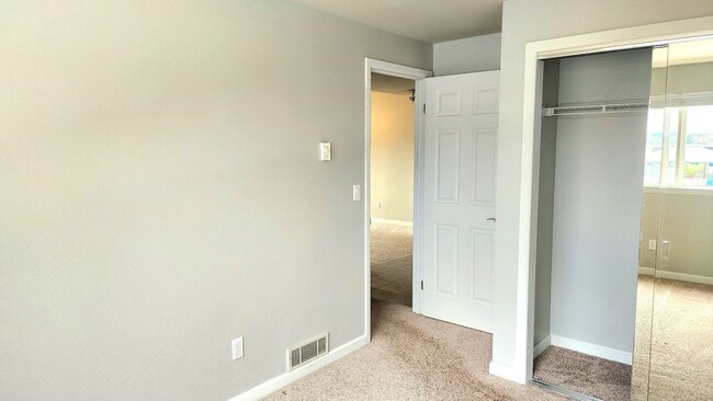 Building Photo - Lovely Oak Harbor Living and Pet Friendly!!