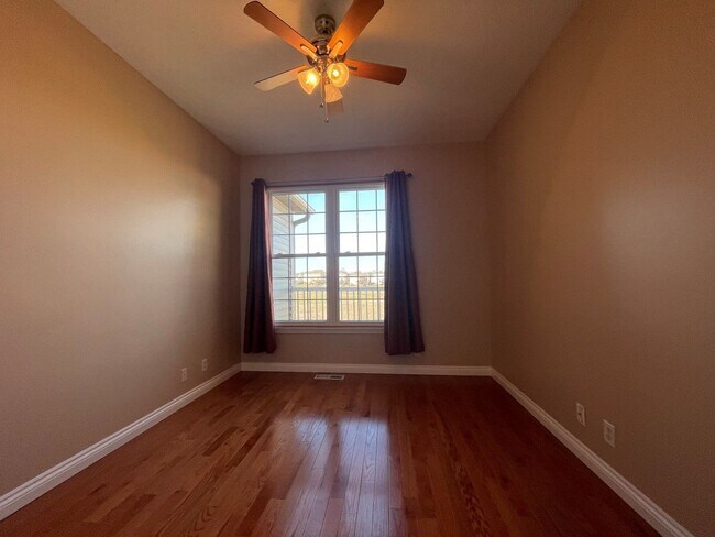 Building Photo - Town Home For Rent Bellevue!