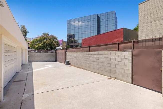 Building Photo - Corner lot home on a classic tree lined Beverly Hills street