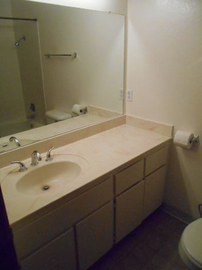 Building Photo - 2 Bed/2 Bath Condo w/Detached 1 Car Garage...
