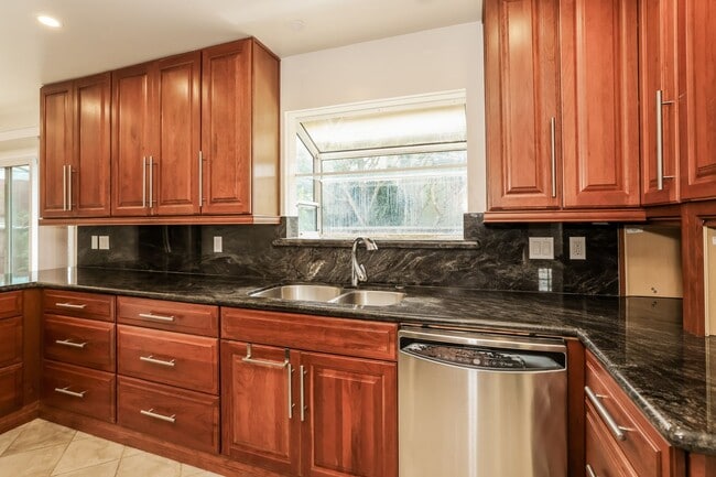 Building Photo - 3 Bedroom Home Available In Albany!