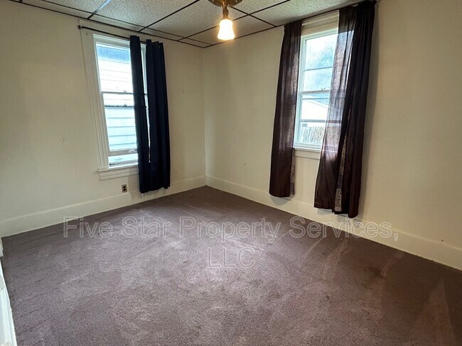 Building Photo - 908 E Reservoir St