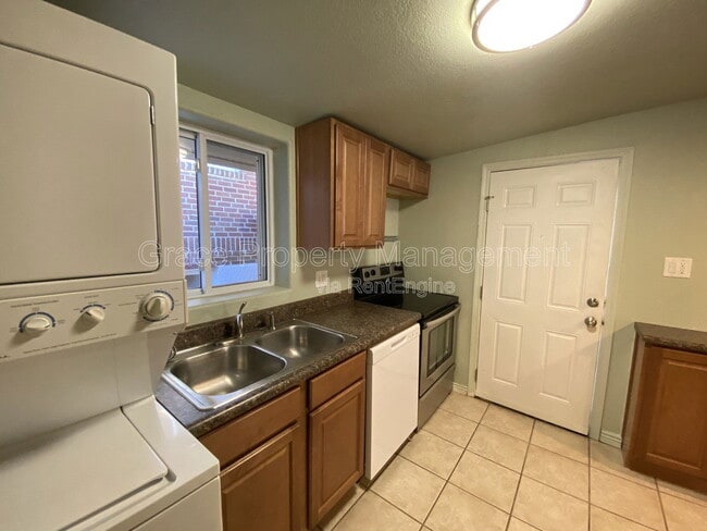 Building Photo - 2125 S Acoma St