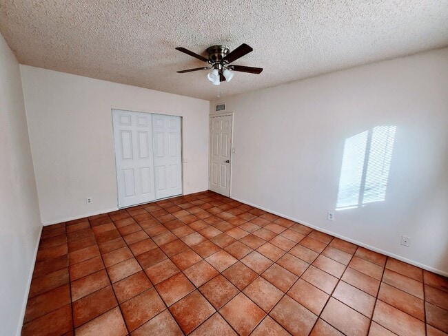 Building Photo - 827 E Hazel Dr
