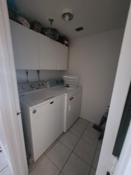 Building Photo - 2200 S Cypress Bend Dr