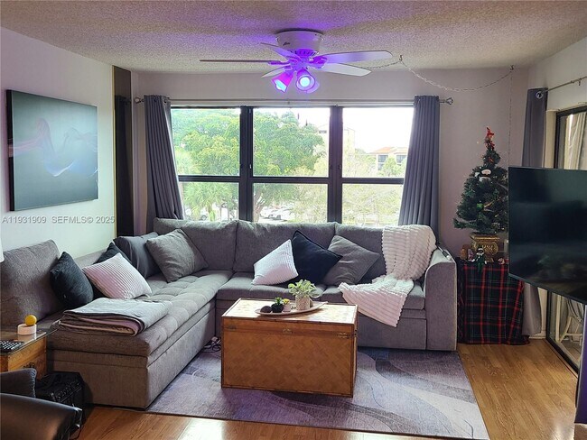 Building Photo - 2306 S Cypress Bend Dr