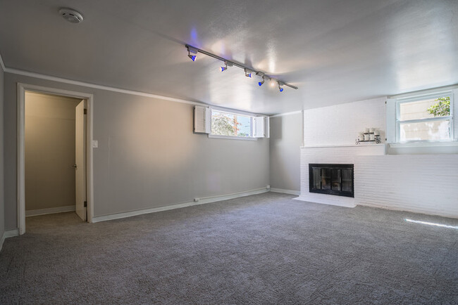 Building Photo - Light and Bright West Seattle Charmer in H...