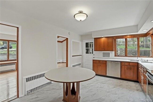 Building Photo - 17 Brookside Ave