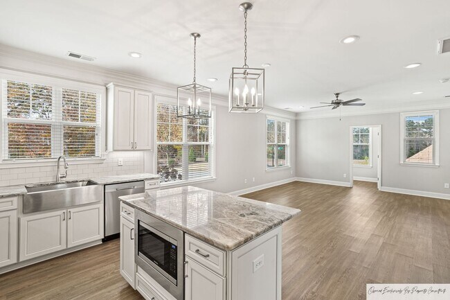 Building Photo - RESORT LIVING IN DESIRABLE SALUDA RIVER CLUB