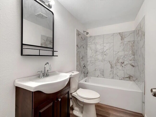 Building Photo - Affordable and Renovated 2/1!