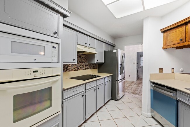 Building Photo - 10728 Briar Forest Dr