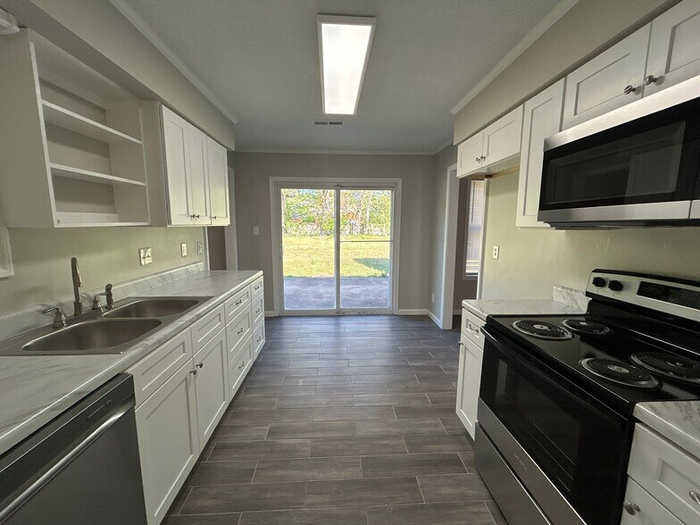 Building Photo - 40 Fairway Cv