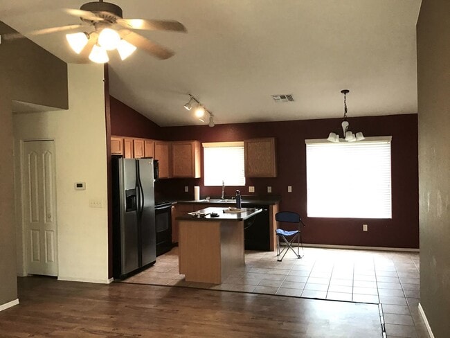 Building Photo - Beautiful 3Bed & 2Bath w/ Den, near Davis Monthan, Vail school district