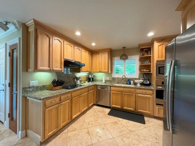 Building Photo - Stunning 3-Bedroom Home with Pool in South...