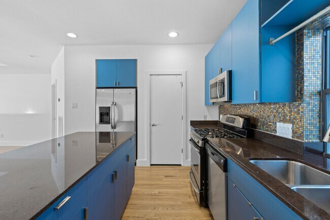 Building Photo - Contemporary Townhome Steps from Downtown/...