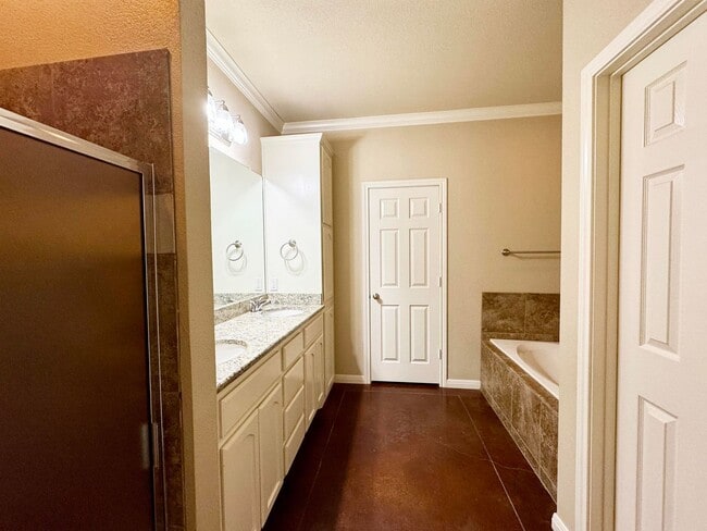 Building Photo - Salem Way Luxury Townhomes