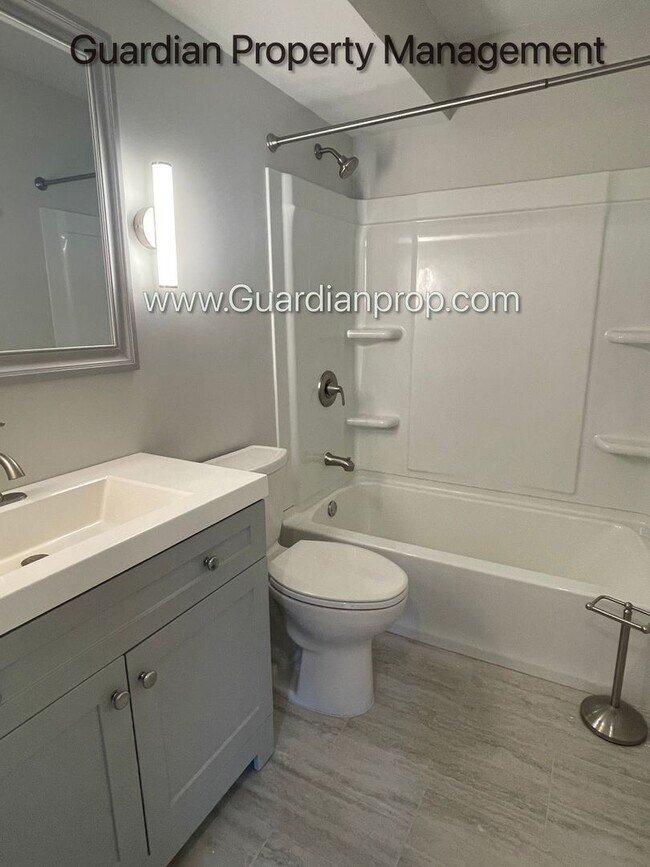 Building Photo - Champlin Main Floor Renovated Apartment, D...