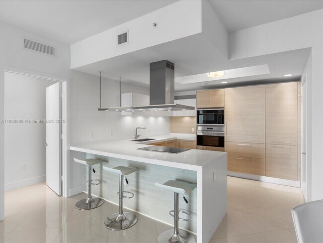Building Photo - 17301 Biscayne Blvd