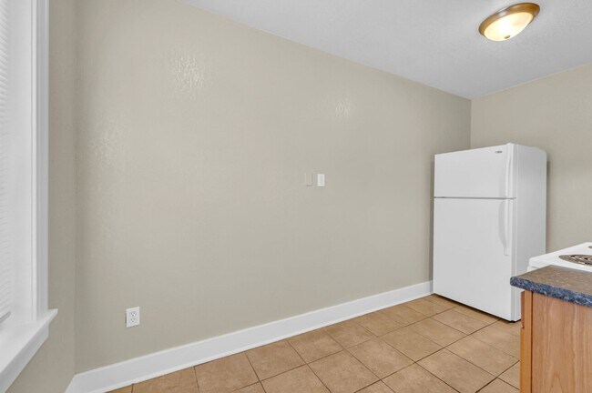 Interior Photo - 902 E 39th ST